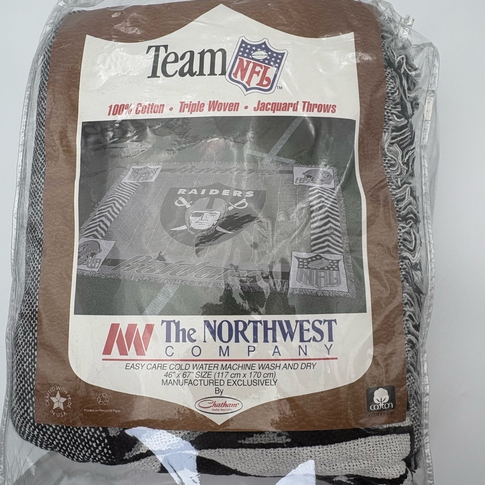 NFL Raiders Jacquard Throw Blanket - New in Package - Picture 3 of 6
